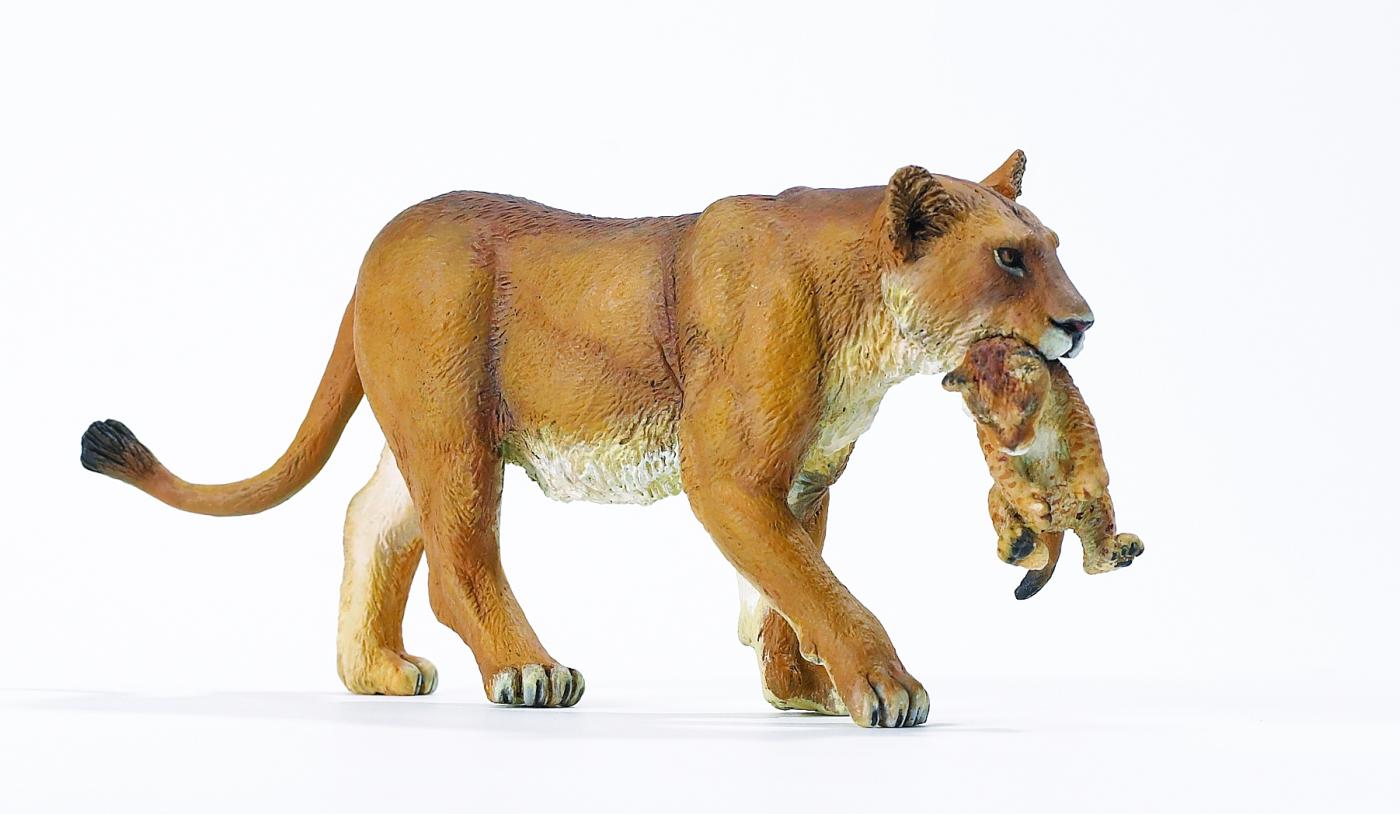 Safari Ltd L�wenweibchen mit Baby 2252 ca.15.5x3.5x7.1cm